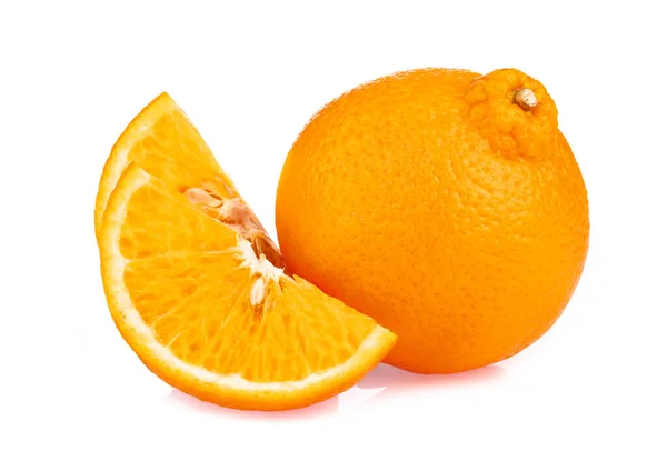 Rebanada de naranja aislada sobre fondo blanco — Foto de Stock