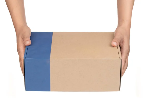 Main tenant boîte d'emballage de livraison en carton isolé sur blanc — Photo
