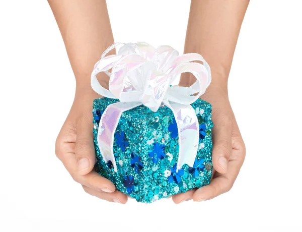Χέρι κρατώντας μπλε κουτί δώρου με κορδέλα απομονώνονται σε λευκό backgro — Φωτογραφία Αρχείου