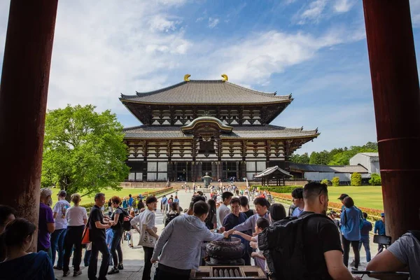 Osaka- 12-2018: Великий Будда або Дайбуцу, храм Тодай-дзі або — стокове фото