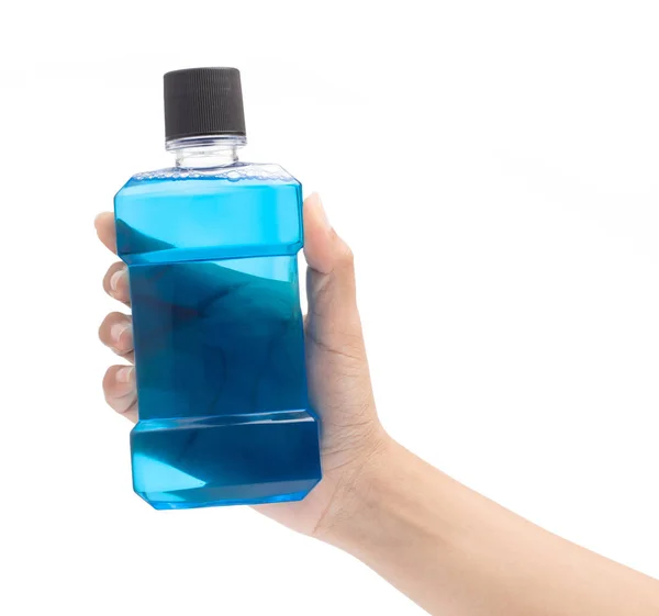 Hand houden blauw water mondwater isoleren op witte achtergrond — Stockfoto