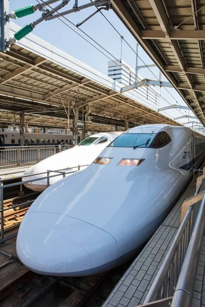 OSAKA, JAPAN - May 11: A train pulls into Station on May 11, 201 — Stockfoto