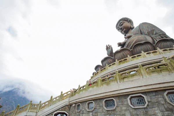 Hong Kong - 21 marca 2016: Wielki posąg Buddy Wysoka góra, Budda — Zdjęcie stockowe