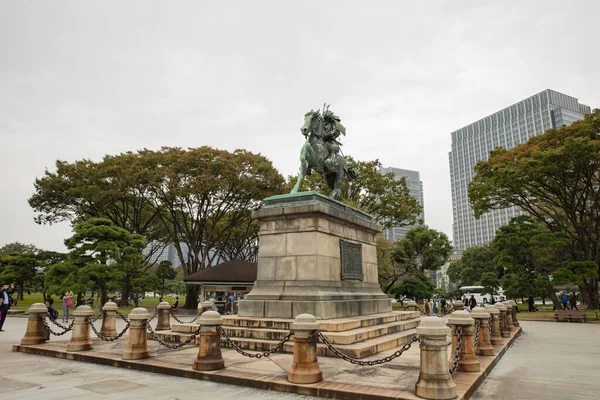 Tokyo, Japan-22 oktober 2016: standbeeld van Kusunoki Masashige — Stockfoto