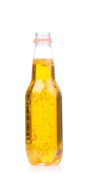 Освежающие напитки в пластиковой бутылке на белом фоне — стоковое фото