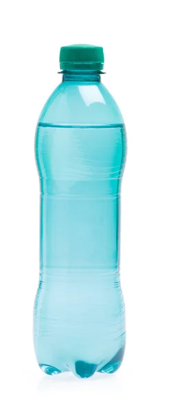 Plastic fles beluchte frisdrank geïsoleerd op witte achtergrond — Stockfoto