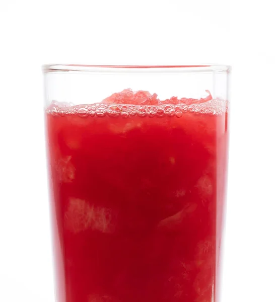 하얀 배경에 분리되어 있는 수박 주스 한잔 — 스톡 사진