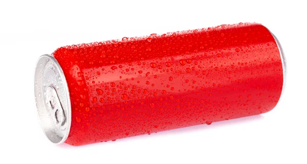 Latas de aluminio rojo con gotas de agua dulce aisladas de bac blanco —  Fotos de Stock