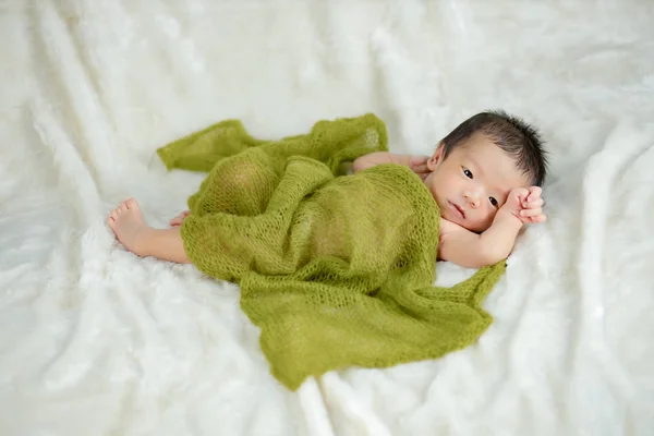 Recém-nascido bonito bebê infantil em lã shag tapete fundo — Fotografia de Stock