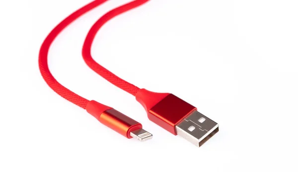 Cabo USB vermelho para smartphone isolado em fundo branco . — Fotografia de Stock