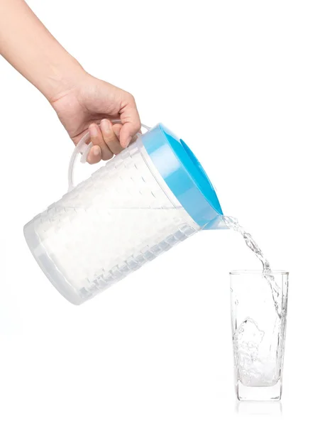 Kézzel öntött víz a kancsóból üveg elszigetelt fehér backgro — Stock Fotó