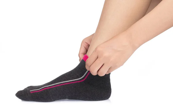 Nahaufnahme einer Frau, die kurze Socken auf weißem Hintergrund trägt — Stockfoto