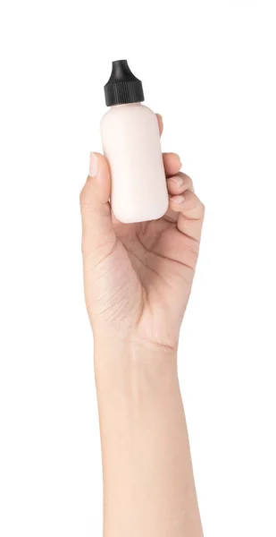 Mão segurando maquiagem fundação líquida isolada no backgrou branco — Fotografia de Stock