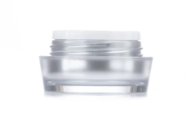 Akryl kosmetisk burk med silver ring isolerad på vit backgrou — Stockfoto
