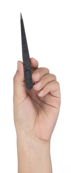 Hand hält schwarze antistatische Pinzette isoliert auf weißem Backgr — Stockfoto