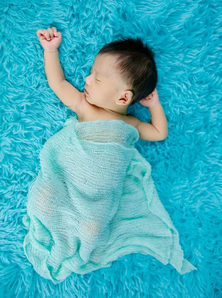 Recém-nascido bonito bebê infantil em lã shag tapete fundo — Fotografia de Stock