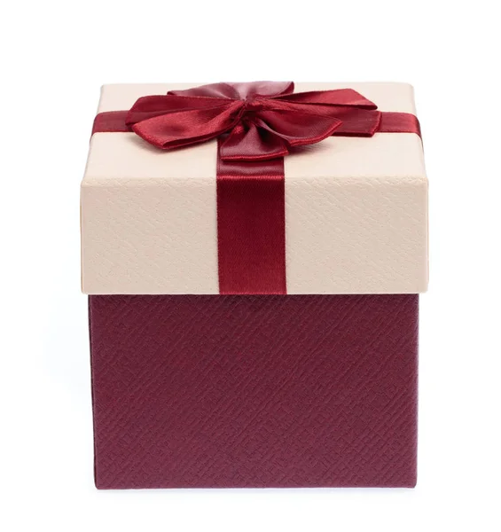 Concepto de caja de regalo roja Navidad y Año Nuevo aislado en blanco —  Fotos de Stock