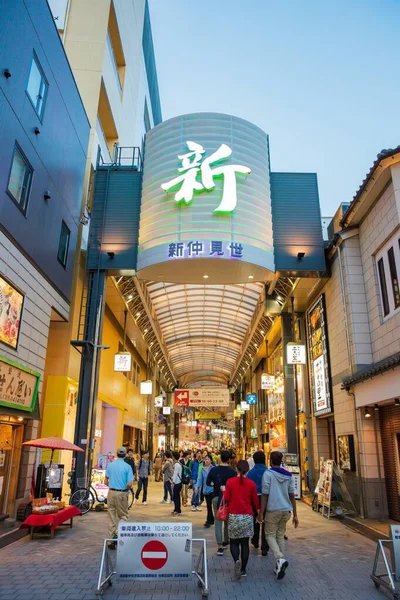 GIAPPONE - 16 ottobre 2016: Asakusa Shin Nakamise Shopping Street — Foto Stock