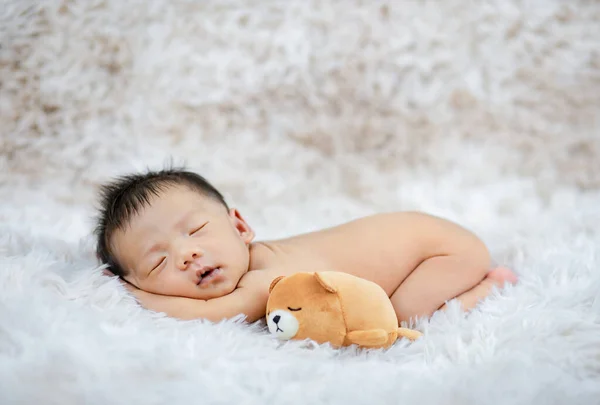 小宝宝抱着海狮娃娃睡着了 — 图库照片