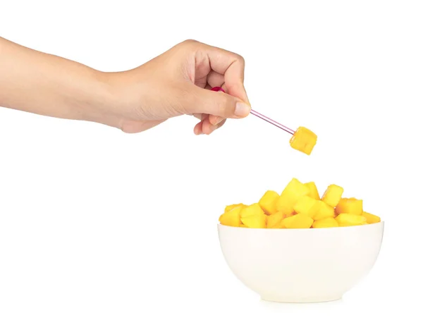 Skivor kuber Söt mango frukt på skål med händerna isolerade på whi — Stockfoto