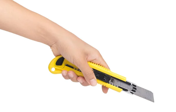 Mano sosteniendo cuchillo cortador amarillo aislado sobre fondo blanco — Foto de Stock