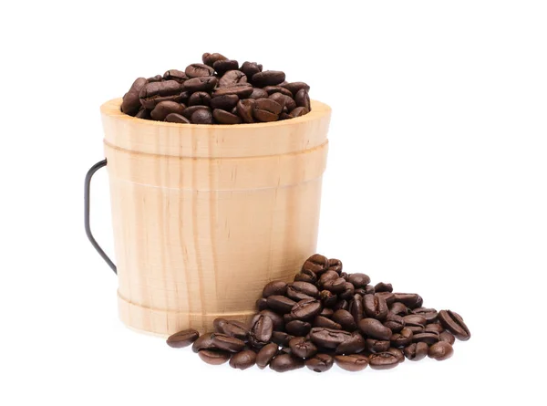 Holzfass gerösteter Kaffeebohnen isoliert auf weißem Hintergrund — Stockfoto