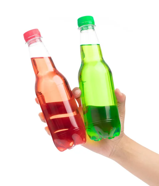 El ele tutuşmak ferahlatıcı içecekler plastik şişede izole edilmiş olarak. — Stok fotoğraf