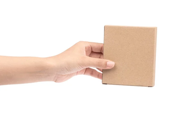 Hand hält braunes Pappkarton-Paket isoliert auf weißem Hintergrund — Stockfoto