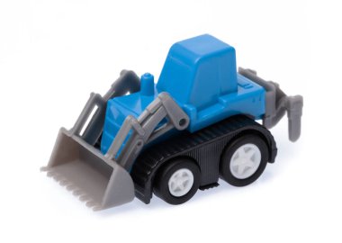 Oyuncak traktör beyaz bir arkaplanda izole edilmiş..