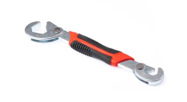 Ayarlanabilir İngiliz anahtarı beyaz arkaplanda izole edildi