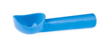 Beyaz arka planda izole edilmiş plastik dondurma kaşığı.