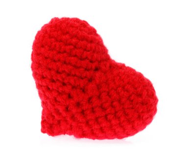 Kırmızı kalp örgü iplik beyaz arka planda izole