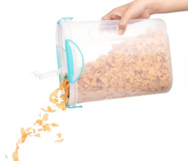 Beyaz sırt çantasına izole edilmiş konteynır kutusundan mısır gevrekleri dökülüyor.