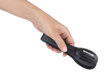 El ele tutuşan Silikon Gıda Tong beyaz arka planda izole