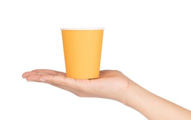 Beyaz arkaplanda el ele tutuşan kağıt bardak