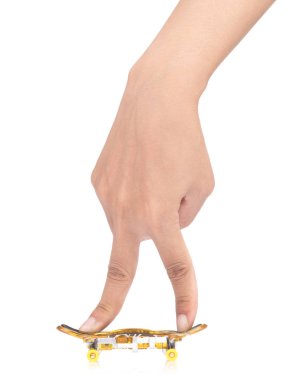 Beyaz arka planda parmakları izole bir kaykay oyuncağı.