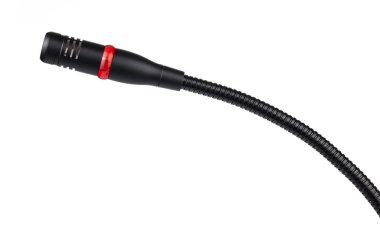 masaüstü mikrofon ekipmanları beyaz arkaplanda izole edildi