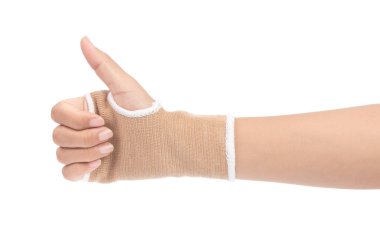 El, beyaz sırtta izole edilmiş bilek desteği ile baş parmakları gösteriyor
