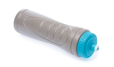 Beyaz arka planda izole edilmiş plastik spor su şişesi