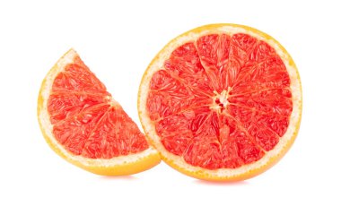 Beyaz arka plan üzerinde izole olgun greyfurt dilim. 