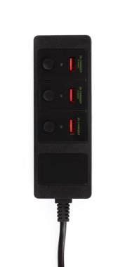 USB şarj güç çubuğu beyaz arkaplanda izole edildi