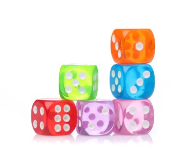 Beyaz arkaplanda izole edilmiş renkli zarlar