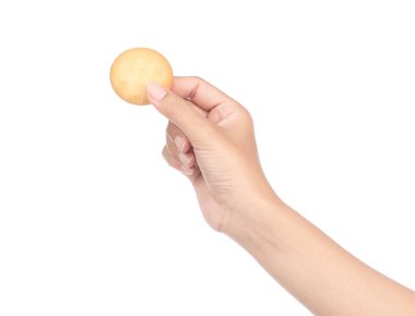 Beyaz arkaplanda el ele tutuşan kurabiyeler