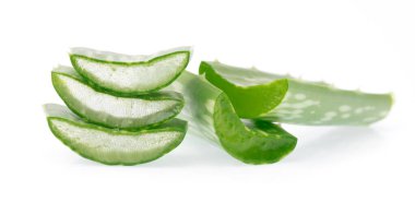 Beyaz arka plan üzerinde izole dilimlenmiş aloe vera