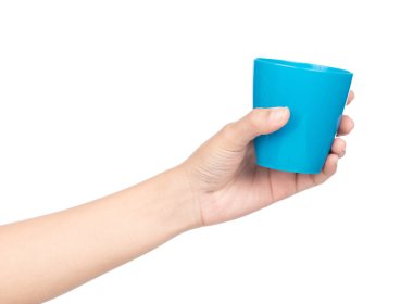 Beyaz arka planda izole edilmiş mavi bir plastik bardak tutan el.