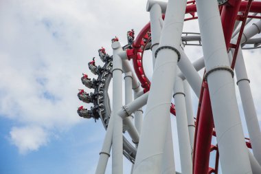 Gökyüzü arka planında hız treni