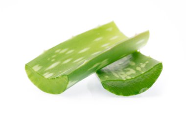 Beyaz arka plan üzerinde izole dilimlenmiş aloe vera