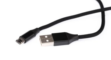 Akıllı telefon için siyah USB kablosu beyaz arkaplanda izole edildi.