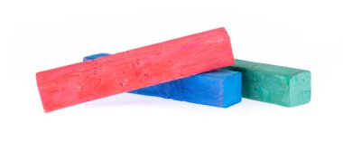 Beyaz arkaplanda izole edilmiş renkli tebeşirler