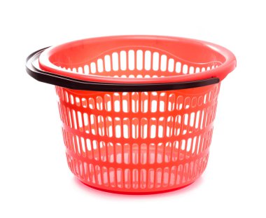 Kırmızı plastik sepet beyaz arkaplanı izole ediyor